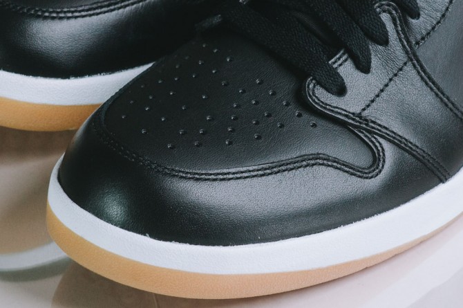 air-jordan-1_5-the-return-black-gum-photo